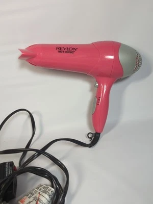 Secador de pelo rosa REVLON, secador de pelo listo para viajar | 1875 vatios Ionic Works Foto 1 de 4