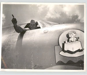 Teniente John Week Pilotos Avión de Guerra con DIBUJOS ANIMADOS De Colección Segunda Guerra Mundial 1944 Foto de Prensa - Imagen 1 de 2