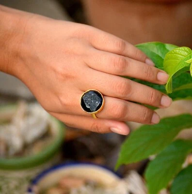 Anel redondo preto em pedra de quartzo drusa com revestimento de ouro e pulseira ajustável - Imagem 1 de 3