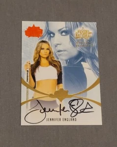 2013 Bench Warmer National Autographs #27 Jennifer England 2015 Archive Red - Bild 1 von 2