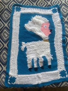 Handgefertigte gehäkelte Baby Schaf/Lamm Decke Gobelin mit blauen Blumenecken Unisex - Bild 1 von 8