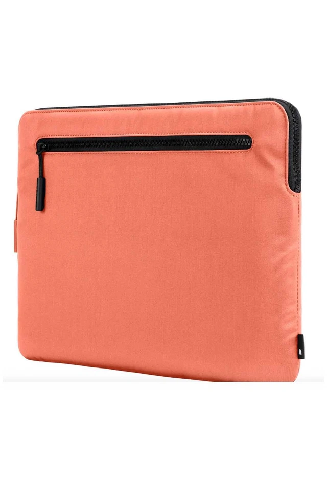 Funda compacta Incase con nailon de vuelo para MacBook Pro de 14" Foto 1 de 1