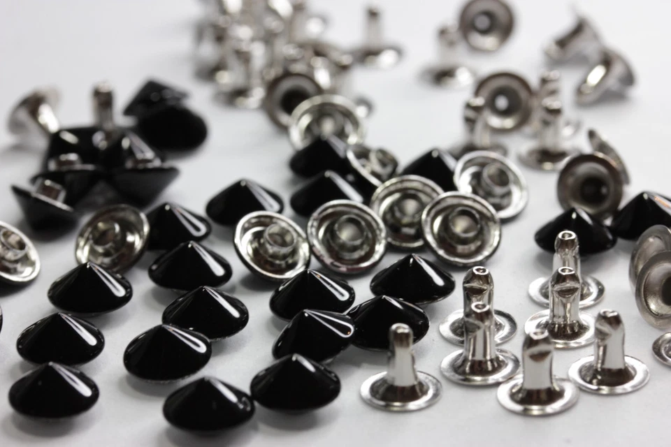Borchie sfuse a cono con rivetto 9mm colore nero smaltato da 50-1000pz a scelta - Immagine 1 di 1