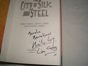 MIKE (MR) + LINDA CAREY - Die Stadt aus Seide und Stahl DOPPELT SIGNIERT + GEFÜTTERT 1/1 HB - Bild 1 von 2
