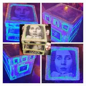 Caja Haunting Marilyn Manson Dybbuk ARTE Encáustica UV Luz Negra Brilla en la Oscuridad OofK - Imagen 1 de 21