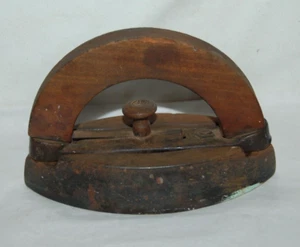 ANTICHI ABITI IN GHISA 1897 FERRO CON MANICO IN LEGNO - Foto 1 di 5