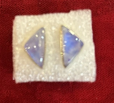 Juego de aretes de piedra lunar arco iris púrpura en forma de triángulo en plata de ley Foto 1 de 2
