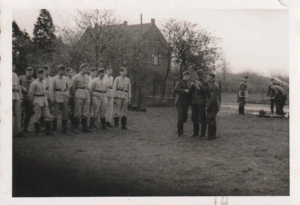 Photo soldat allemand WW2 groupe sur le terrain - 6428 - Photo 1/1