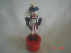 Gepflegter Vintage PUSH UP BOTTOM / ZUSAMMENKLAPPBARE HOLZ ONKEL SAM NUSSKNACKER FIGUR SPIELZEUG - Bild 1 von 6