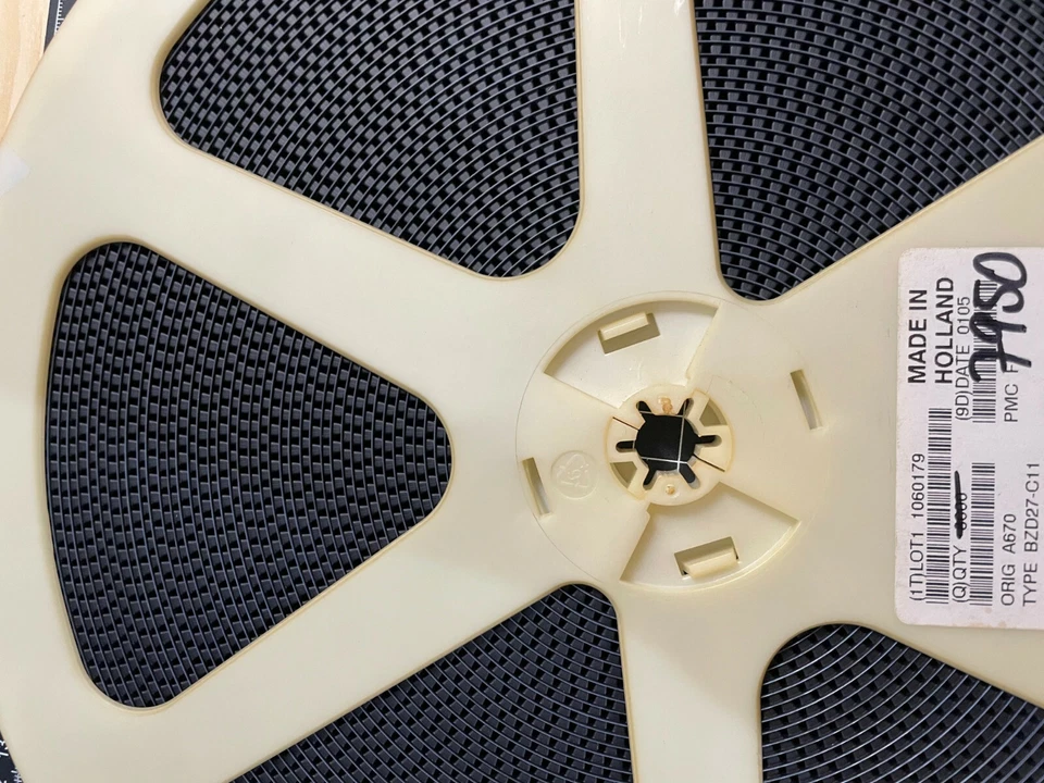 Philips BZD27-C11 , SOD87 --Rolle =7950 Stück  11V Spannungsregler  800mW, BZD27 — 第 1/1 张图片