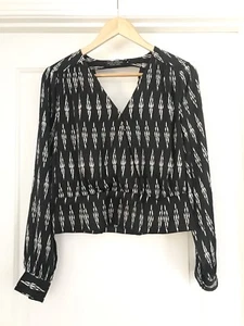 JAYSON BRUNSDON BLACK LABEL WOMENS BLOUSE PRINTED BLACK WHITE V NECK SZ 8 - Picture 1 of 3