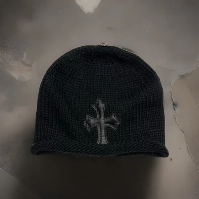 Gorro tejido corazones cromados con parche cruzado de cuero Foto 1 de 4