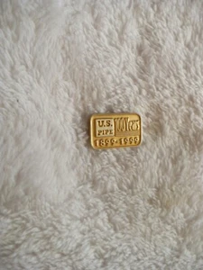 PC- GOLD TONE US PIPE 100 YEARS 1899-1999 PIN #29812 (MINT CONDITION!! - Picture 1 of 8