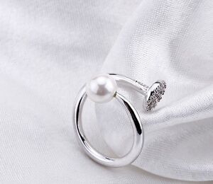 LUMINOUS GLOW SPARKLING RING CRYSTALS AND WHITE CHIC PEARL RING RHODIUM PLATED