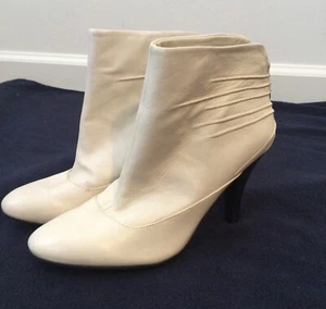 NINE WEST Ivory Idinar Leather Zip Back Stacked Heel Ankle Booties Sz 5.5 - Picture 1 of 9