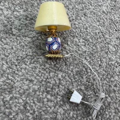 Lámpara eléctrica miniatura de porcelana y latón para casa de muñecas de colección azul blanco y rojo oscuro Foto 1 de 4