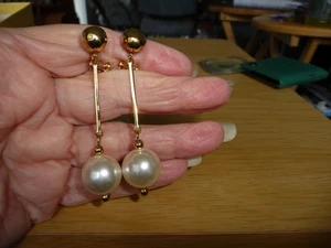 VTG 2"L DANGLE GOLD TONE CHAIN W LRG FAUX PEARL CLIP ON EARRINGS #28/10--2 - Picture 1 of 4