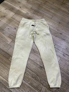 Größe L - Fear of God Essentials Jogginghose - Creme - Bild 1 von 6
