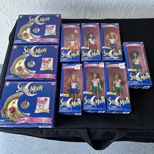 LOTE 10 1995 Caja Joyera Media Luna Cósmica Nuevo en Caja Bandai #3447 Plus Lote Muñecas Aventura - Imagen 1 de 6