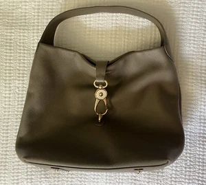 Bolso de Hombro Dooney & Bourke Belvedere Logo Bloqueo Hebilla Taupe Cuero Guijarro - Imagen 1 de 19