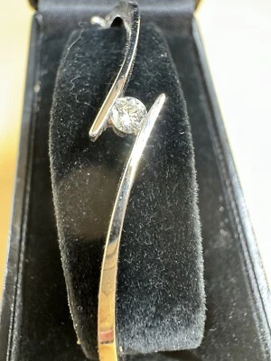 Brazalete brazalete con bisagras pulido diamante natural de 0,20 quilates de oro blanco de 14 k Foto 1 de 4