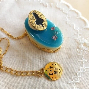 Disney Q-pot Q-pot. Alice in Wonderland Petit Cake Eat Me Necklace Made in JPN - Imagen 1 de 3