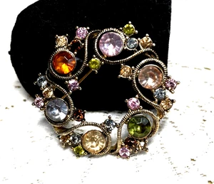 PIN/BROCHE REDONDO VINTAGE MONET TONO DORADO DIAMANTES DE IMITACIÓN MULTICOLOR - Imagen 1 de 5