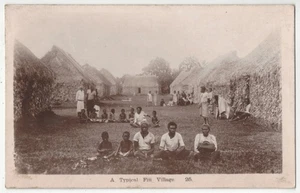 1915 Fiji, South Pacific Village - FOTO REAL nativos étnicos y cabañas de hierba de paja - Imagen 1 de 2