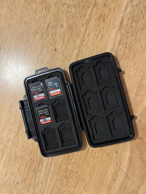 Pelican 0915 Memory Card Case with 2 x 128gb / 1 x 32gb extreme pro memory cards - Image 1 of 4