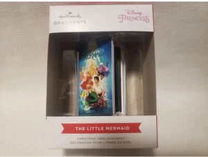 Hallmark Disney Die kleine Meerjungfrau Videorecorder VHS Muschel Etui rot Box Ornament - Bild 1 von 2