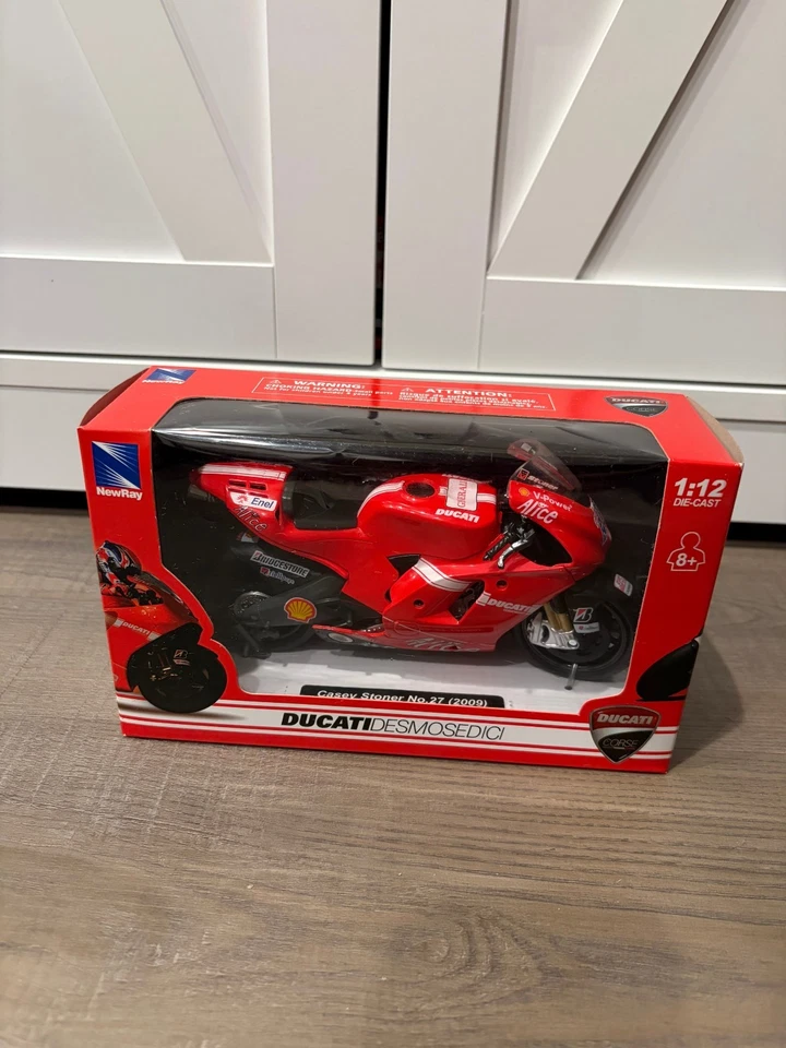 Nuevo Ray 2010 1:12 diecast DUCATI COURSE Desmosedici Casey Stoner No. 27 (2009) Foto 1 de 4