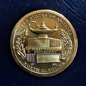 2021 D BU Carolina del Norte Innovación Americana $1 dólar primera universidad pública - Imagen 1 de 2