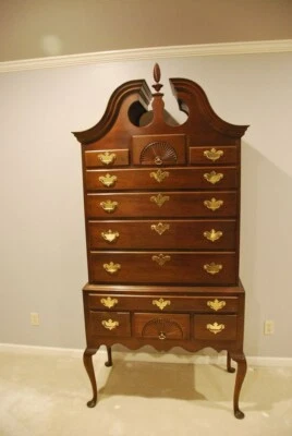 Silla de nogal histórico James River Plantation caoba estilo reina Ana Highboy  Foto 1 de 4