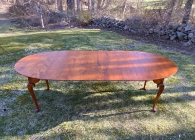 Винтажный овальный обеденный стол D. R. Dimes из тигрового клена с двумя листьями с подписью Benchmark - Изображение 1 из 4