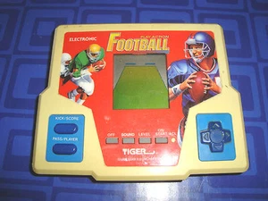  JUGAR FÚTBOL DE ACCIÓN Juego Electrónico Portátil Tiger Travel Talla 1987 Tiger  - Imagen 1 de 2