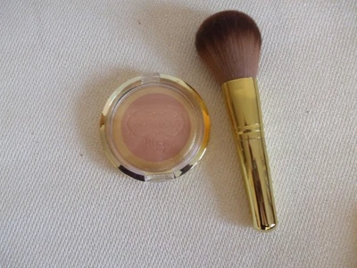 Gorgeous by Gok Wan.  9g  Decolletage bronzer compact and blushing  brush - image 1 of 2