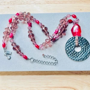 Collar Colgante Pendleton Tonos Rosa Cuentas Tono Plata Círculo Martillado  - Imagen 1 de 3