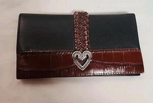 Chequera Brighton de cuero negro y marrón con cierre de botón de corazón plateado I.D. cartera - Imagen 1 de 10