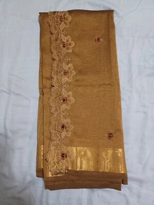 Traditioneller indischer Sari. Wunderschöne goldfarbene mit floralem Design und Kopfschmuck - Bild 1 von 9