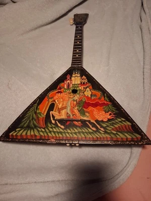 Instrumento Popular Ruso Original De Colección Balalaika 3 Cuerdas Pintado a Mano Foto 1 de 4
