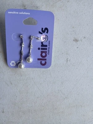 Lote de pendientes colgantes en tono plata de Claire's Jewelry con perlas de vidrio y acento de circonita cúbica Foto 1 de 3