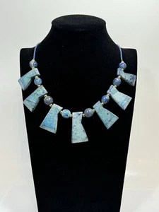 Collana Artigianale Blu Paddle Forme Perline Chiusura Botte Cordoncino Boho Statement - Foto 1 di 12