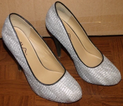 Zapato de tacón de aguja MIA gris claro imitación paja talla 7,5 M Petra Foto 1 de 4