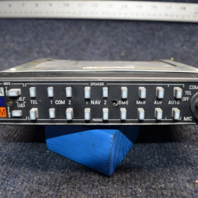 066-1055-03 | Cessna C175 | PANEL DE AUDIO KMA 24 BENDIX KING CON RACK SIN CONECTOR Foto 1 de 4