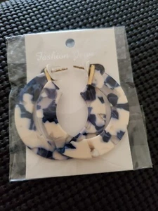 Damen Reifen Ohrringe blau Marmor Effekt 2 Zoll neu in versiegelter Verpackung - Bild 1 von 1