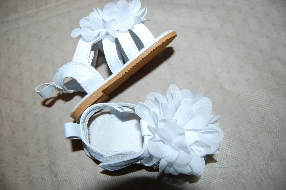 Bebé Niñas SANDALIAS BLANCAS CON TIRAS con FLOR GRANDE Punta Abierta FÁCIL CIERRE Talla 1 2 Foto 1 de 1