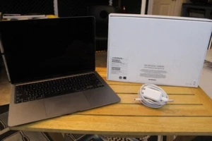 13-inch MacBook Air with Apple M1 chip 8GB Unified Memory 256GB SSD Silver - Picture 1 of 7