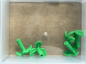 LEGO Parts - Bright Green Plant Stem with Bar, 3 Leaves - No 37695 - QTY 5 - Imagen 1 de 1