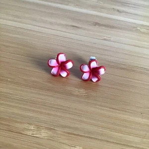 Hawaiianische Ohrringe rot weiß Plumeria Polymer Clay - Bild 1 von 4