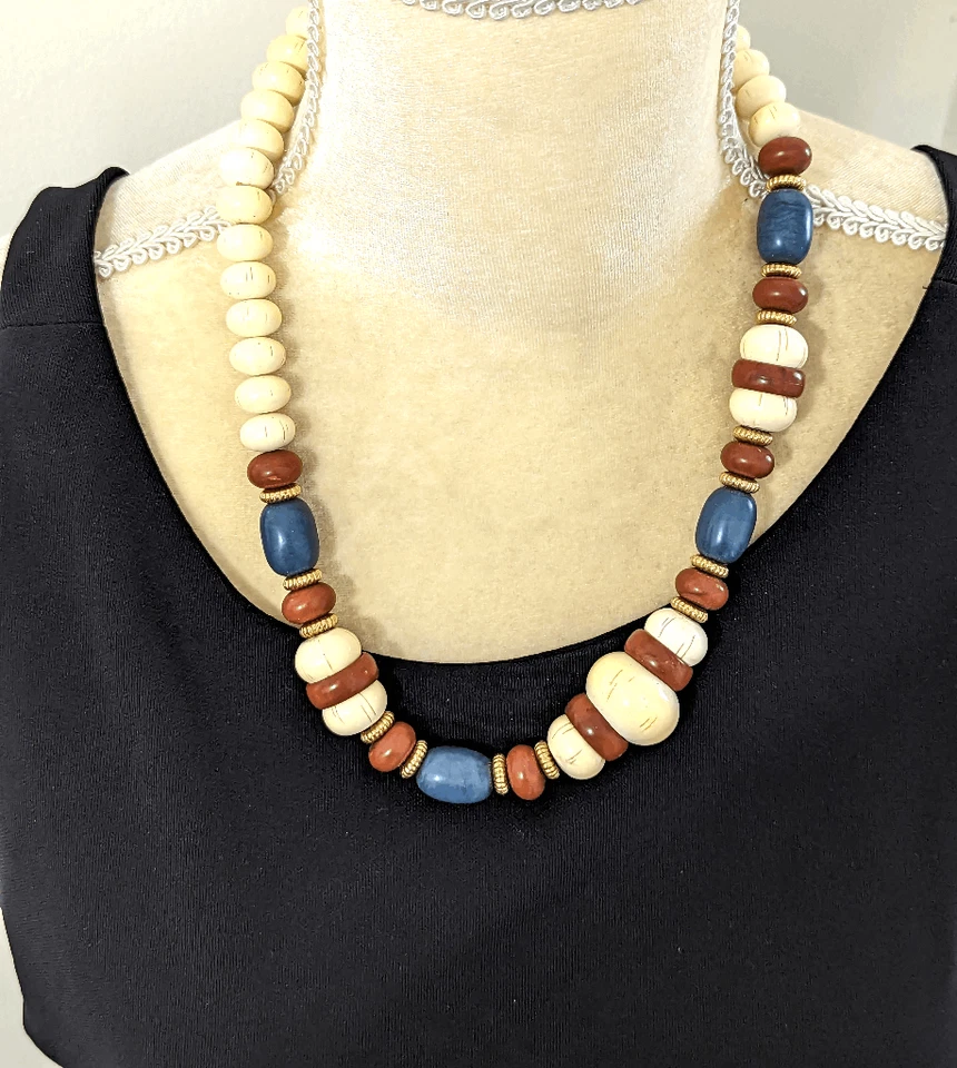 Collar de cuentas vintage Avon "verano indio" 20" tonos crema azul marrón oro Foto 1 de 4